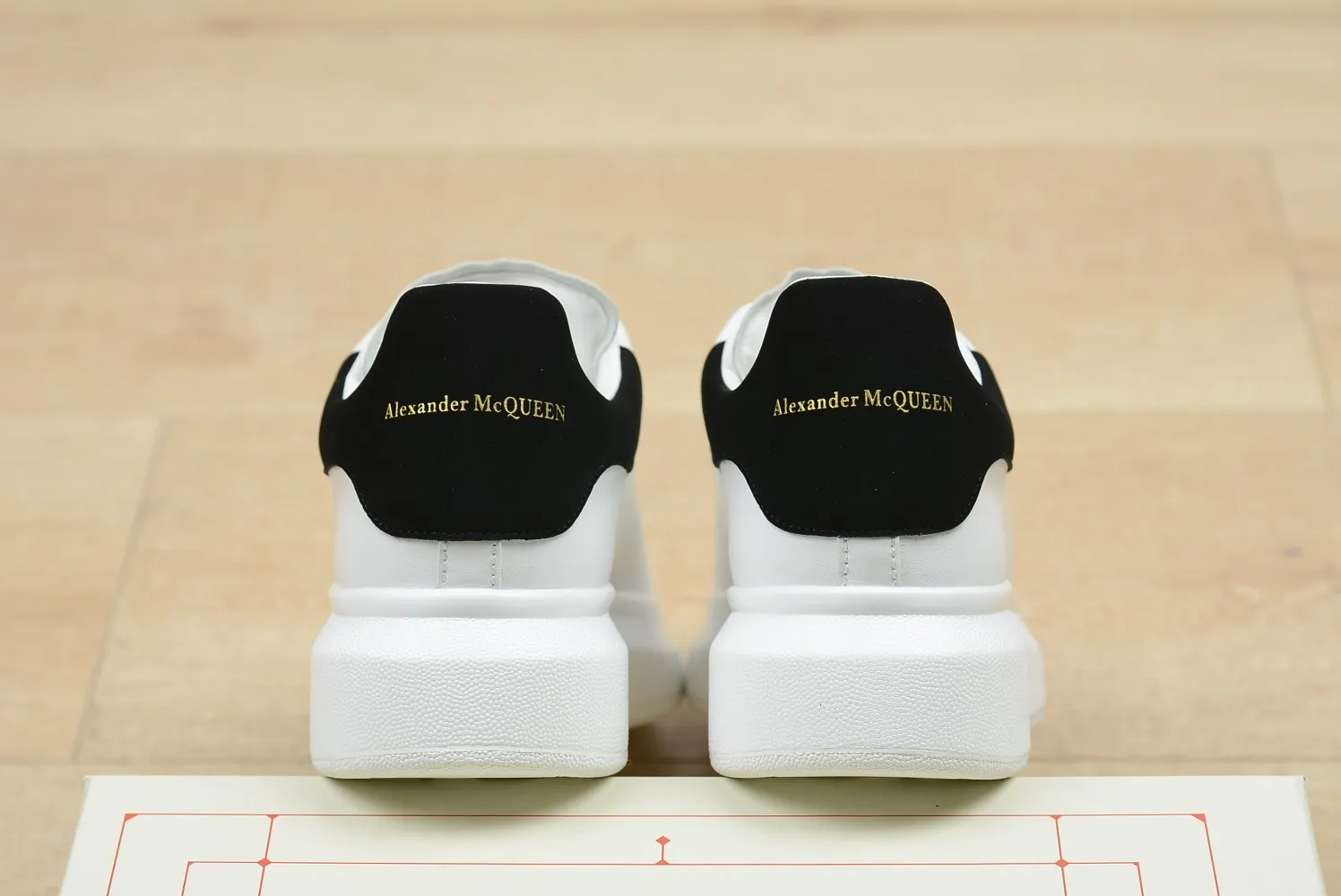 👟👟Ex-factory price👟👟Ex-factory price 480👟👟 Women's shoes, women's clothing, cowhide, black tail velvet, McQueen (Alexa**er McQue**n) Paris Fashion Week, the latest casual fashion sneakers, high version ❗️❗️ Variety of fashion and different styles experience ‼ ️‼ ️Female size 34-40 Men’s size 38-44 Comes with full counter packaging